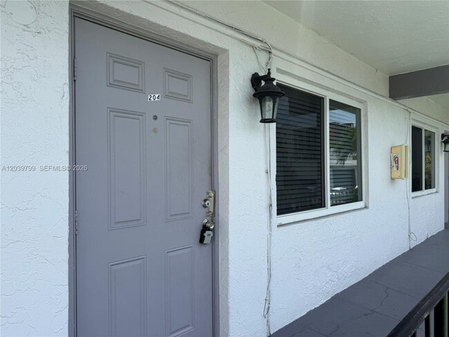 Photo - 715 NE 2nd Ave Unidad 204