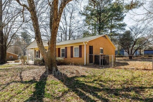 Photo - 2624 Sanderford Rd