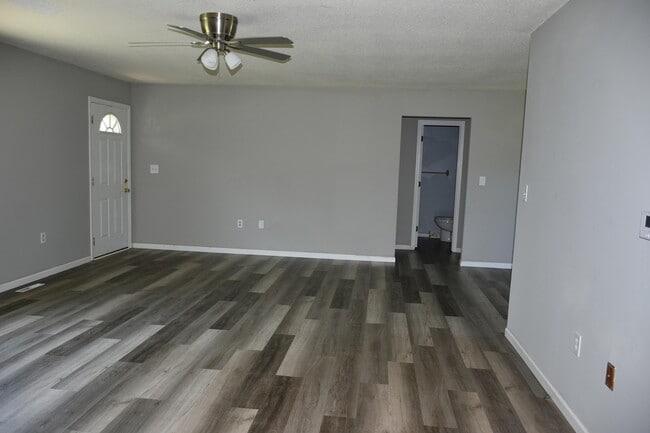 Photo - 714 E Nance Dr