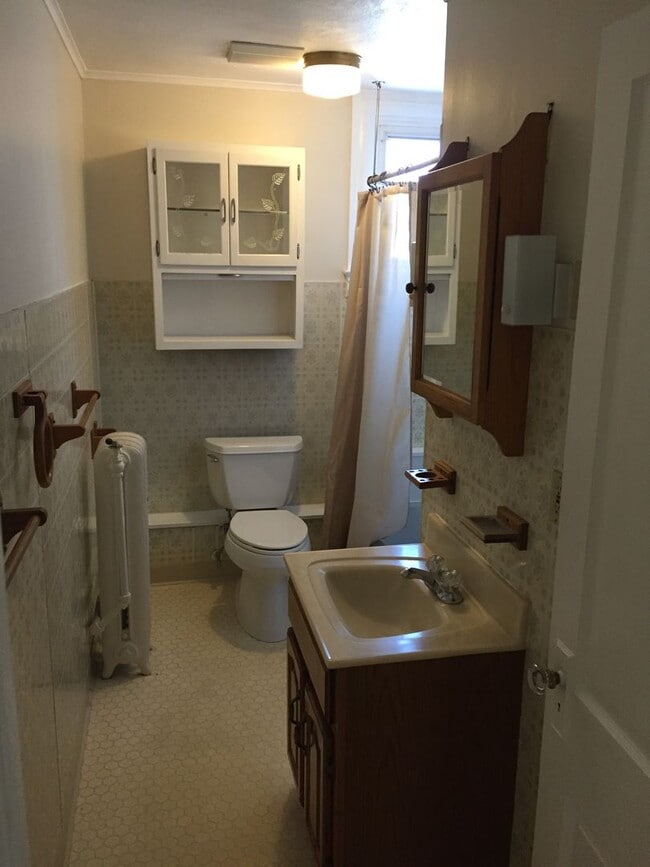 Building Photo - 138 E Chestnut St Unit Apt 9