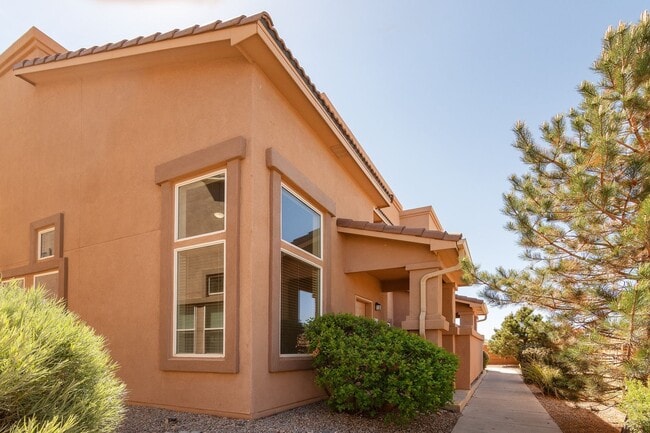 End Unit Townhouse Available Now! - End Unit Townhouse Available Now!