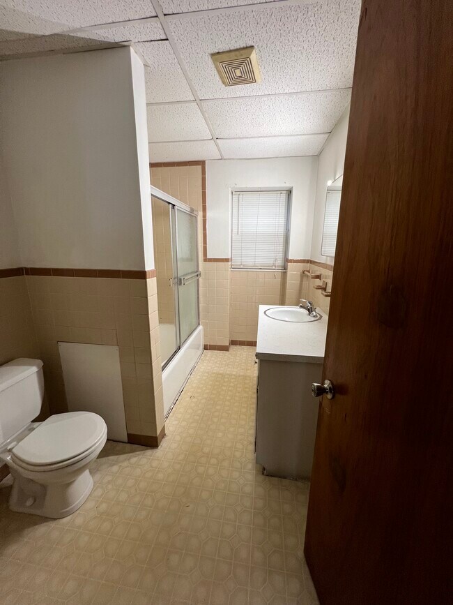 Baño - 733 York St