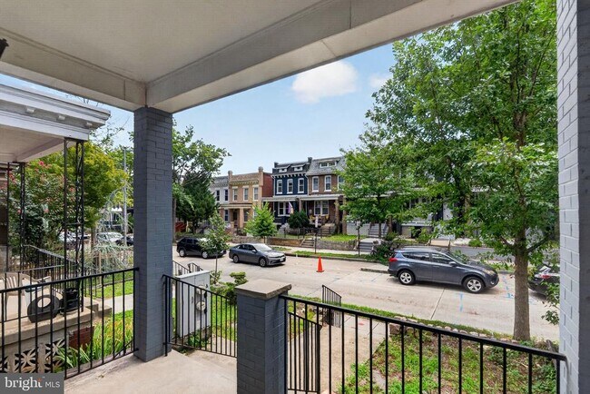 635 Kenyon St NW