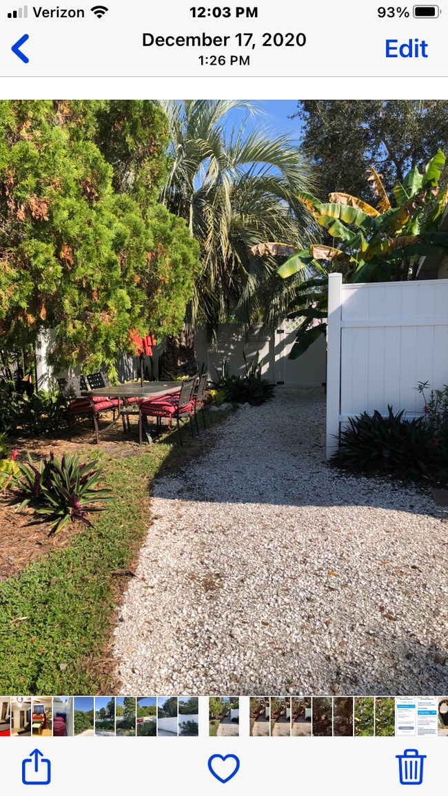 El camino de entrada y el sendero en forma de concha lo llevan a su entrada cerrada. - 5703 Murdock Ave Casa