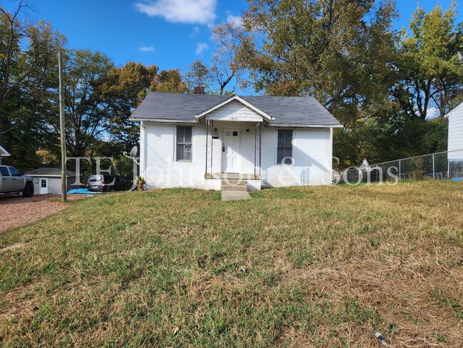 Cozy home close to Waughtown Area - Cozy home close to Waughtown Area