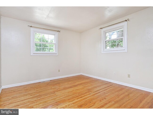 Building Photo - 923 Forbes St Rental