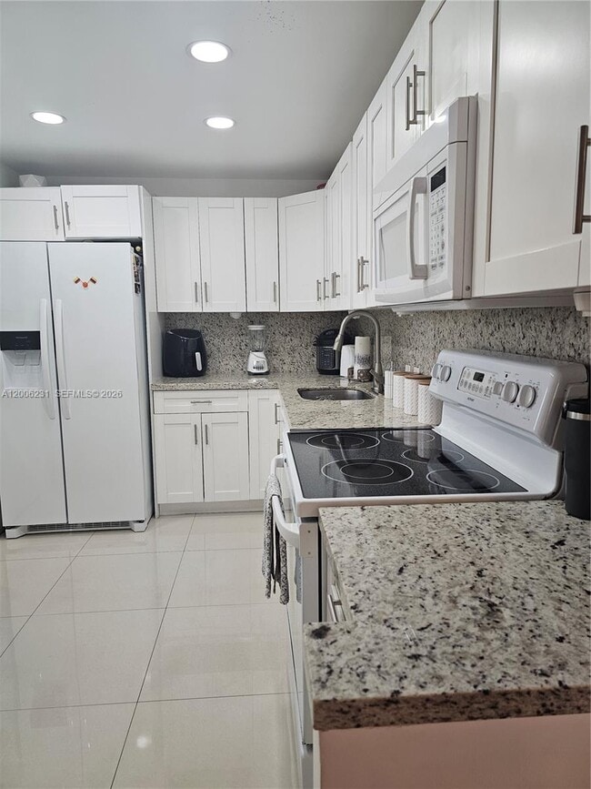 Building Photo - 20400 W Country Club Dr Unit 315