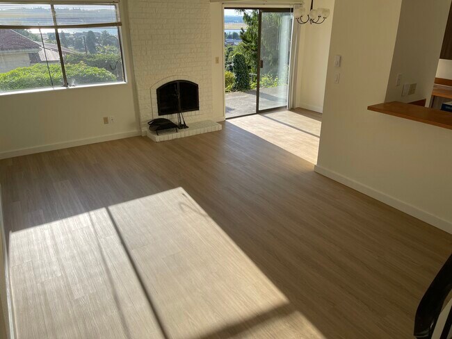 Sala de estar con chimenea, concepto abierto, cocina - 827 Water St Unidad C