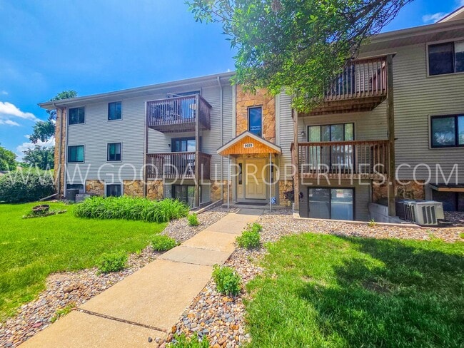 Building Photo - 2 Bed, 2 Bath Condo with Pool Access in Clive Unit 6