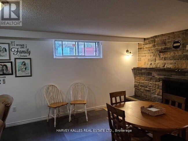 Photo - 2379 Hensall St