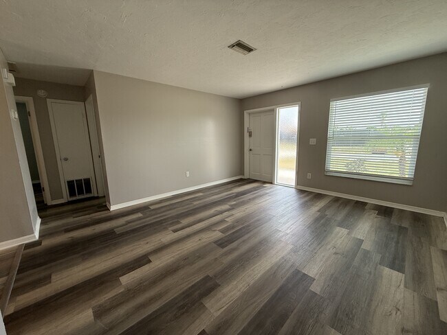 Photo - 464 Briarwood Rd