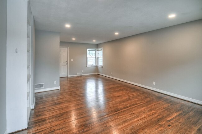 Photo - 5415 Poppleton Ave