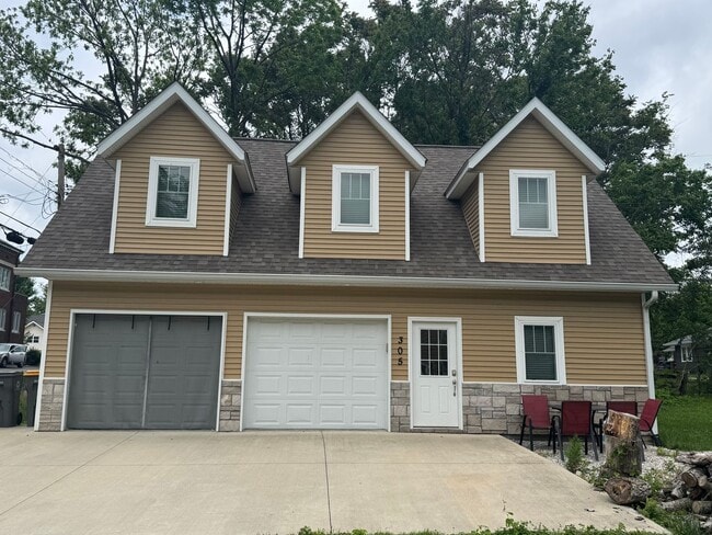 Building Photo - 305 E Wylie St