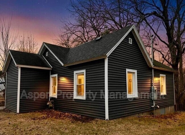 Photo - 1213 Doemland St