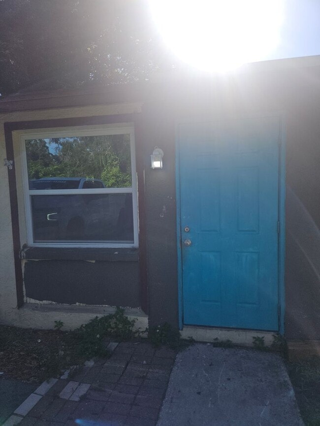 Building Photo - 2/1 DUPLEX Rental