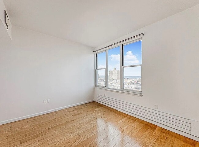 Building Photo - 50 Oceana Dr W