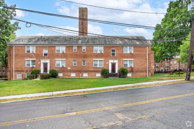 32 Chesapeake St SW