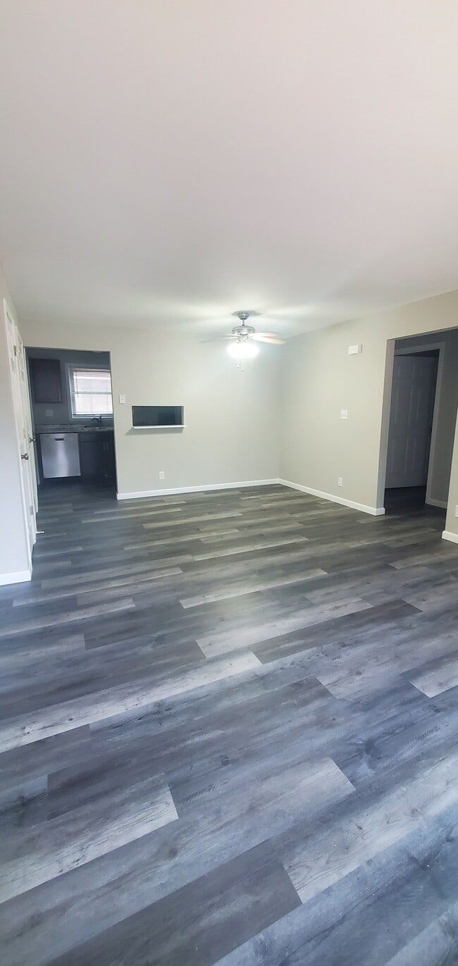 325 W 9th St