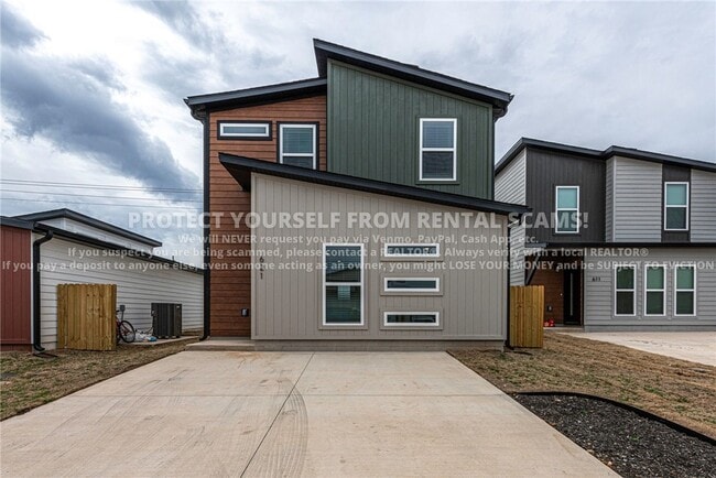 Building Photo - 621 St Charles Pl