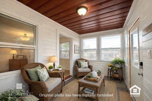 Photo - Charming Cottage, Close to Downtown/Plaza!