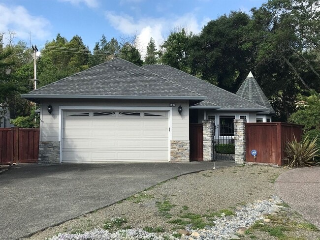 Building Photo - Single level 3 bedroom 2 bathroom Rincon Valley Home with A/C