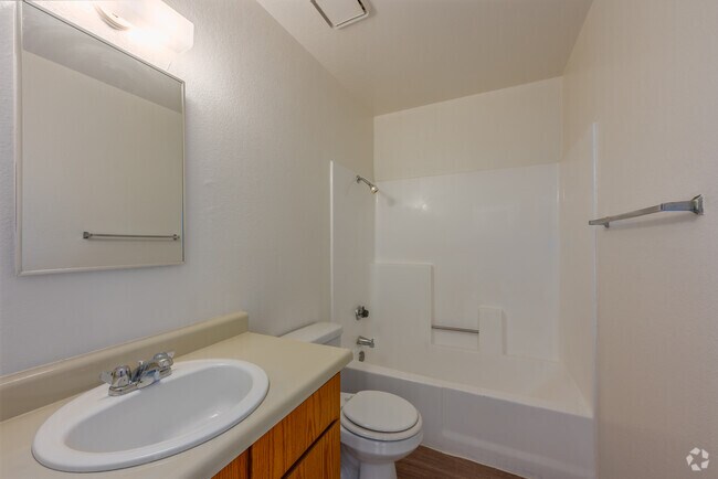 1BR, 1BA - 675SF - Bathroom