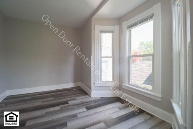 Photo - 340 W Dewald St Unit Apt 2