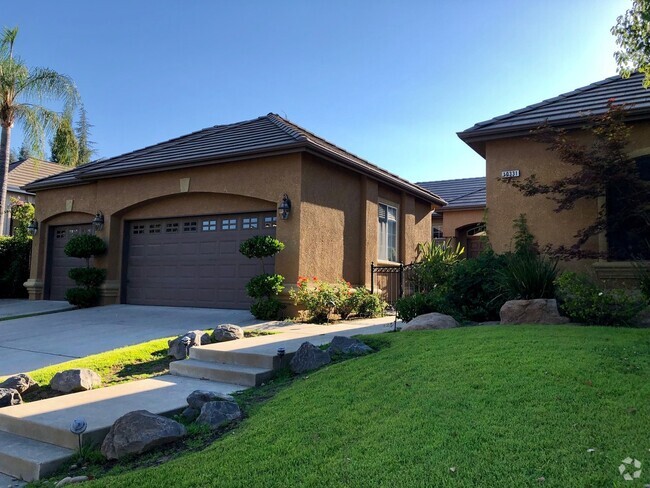 Building Photo - Spacious Four Bedroom Home in Clovis Unifi...