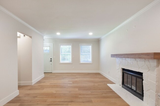 Photo - 3bd/3ba Home w/ Fully Fenced Backyard and Deck!