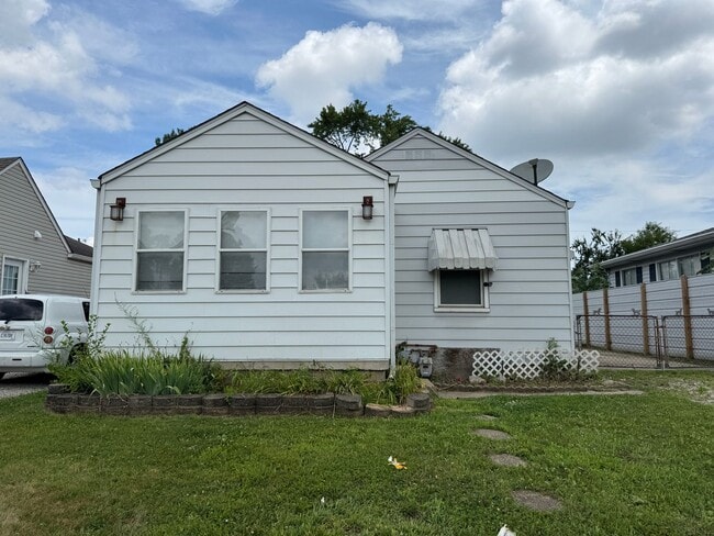 Building Photo - Near Southeast 3 Bedroom 1 Bath