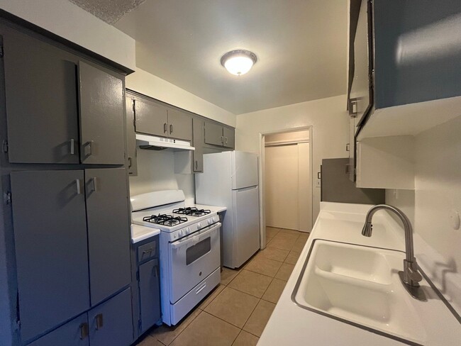 Building Photo - 8070 Langdon Ave Unit 206