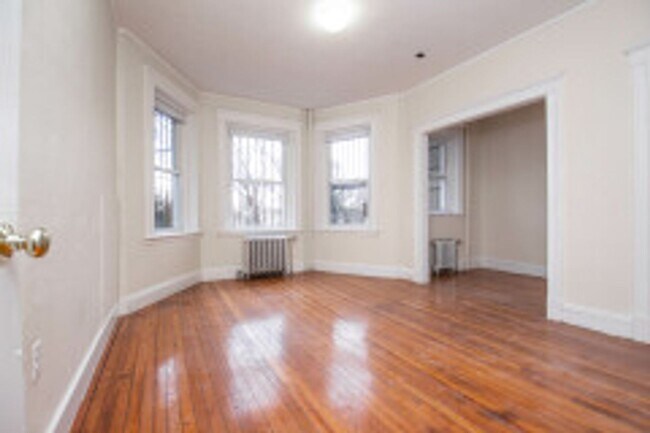 Building Photo - Spacious Fenway 1 Bed with Alcove | Renovated Eat-In Kitchen, Heat & Hot Water Included