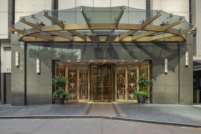 Building Photo - 111 E Chestnut St Unit 22K