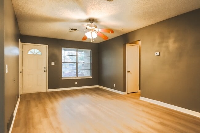 Photo - 209 Royal Dr