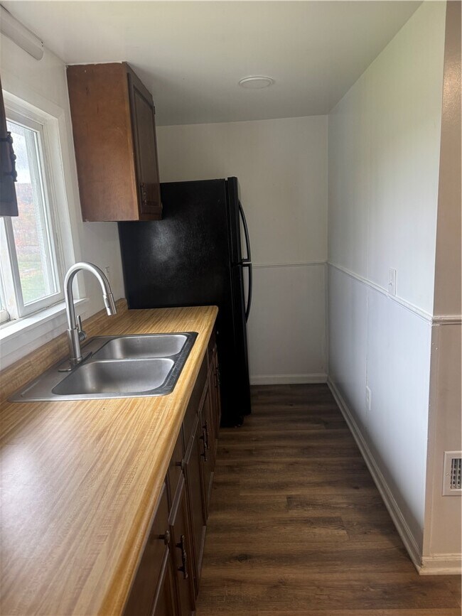 Photo - 8573 Main St