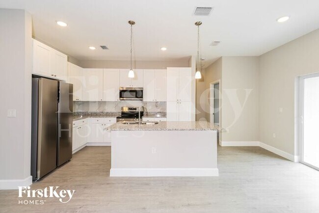 Photo - 3021 Tropical Cir SE Casa