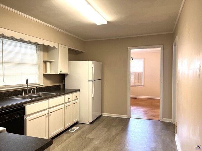 Photo - 230 Roycrest Dr