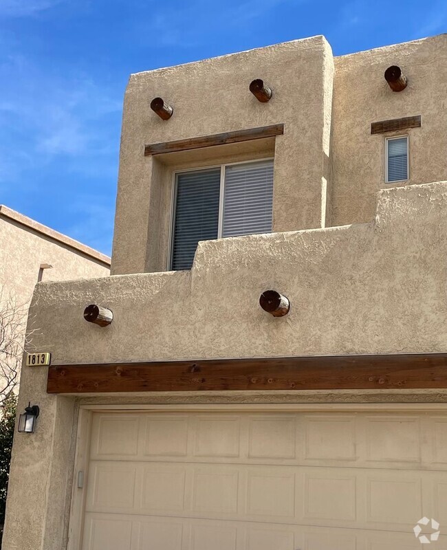 Building Photo - 2 bed 2.5 bath townhome located in a Gated...