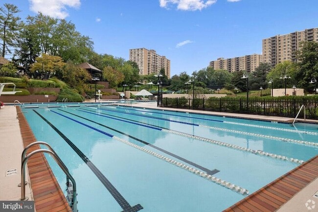 Building Photo - 307 Yoakum Pkwy Unit 920