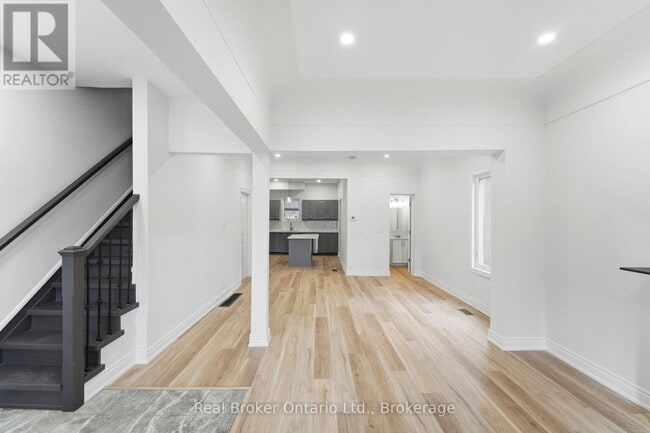 Photo - 167 Rosslyn Ave N