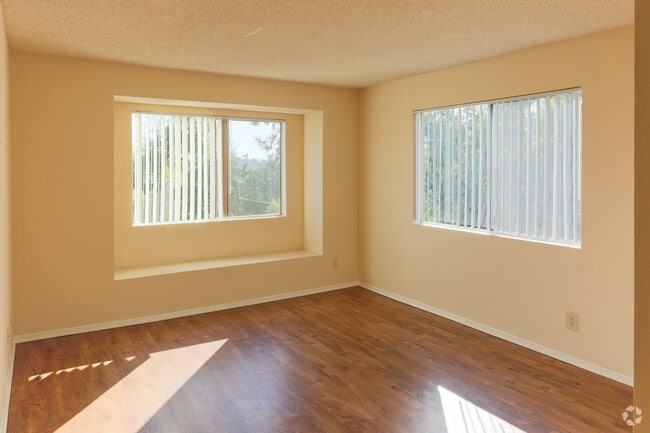2BR, 1BA - 776 SF - Amberwood Apartments