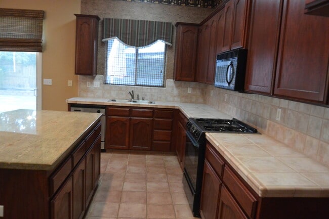 Photo - Beautiful Home in great North West Visalia neighborhood across from Soroptomist Park with Yard care