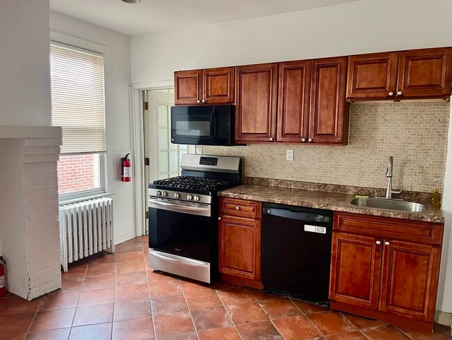 Building Photo - 117 Windsor St Unit 2 Rental