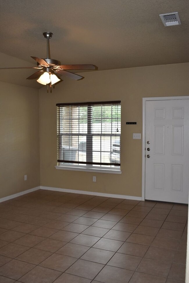 Photo - 2603 Cody Poe Rd Unidad A-STILL OCCUPIED BY RESIDENT