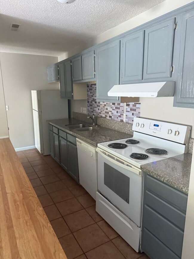 Building Photo - 2332 W Vandalia Rd Unit 2332 W. VANDALIA RD #D Rental