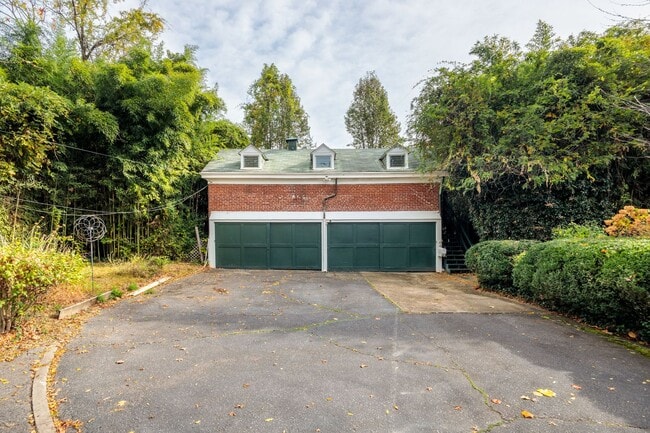 Photo - Quaint 1 Bedroom/1 Bathroom Cottage Style Apartment in Richmond ***Available NOW***