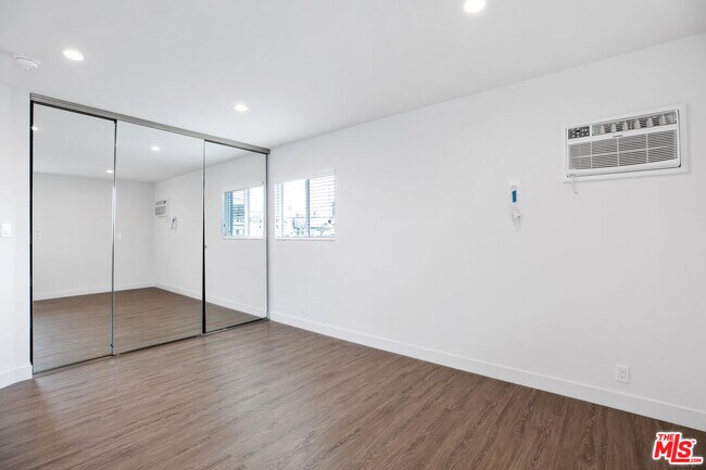 Photo - 1117 S Bronson Ave Unidad 11