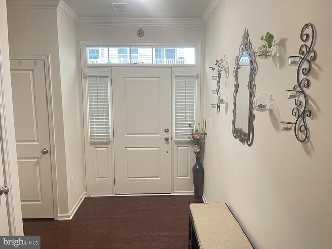 Photo - 43010 Paris Gap Square