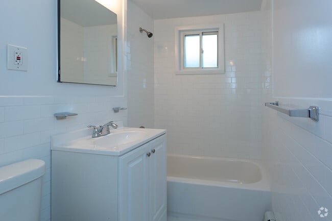 2BR,2BA - 950SF Bathroom