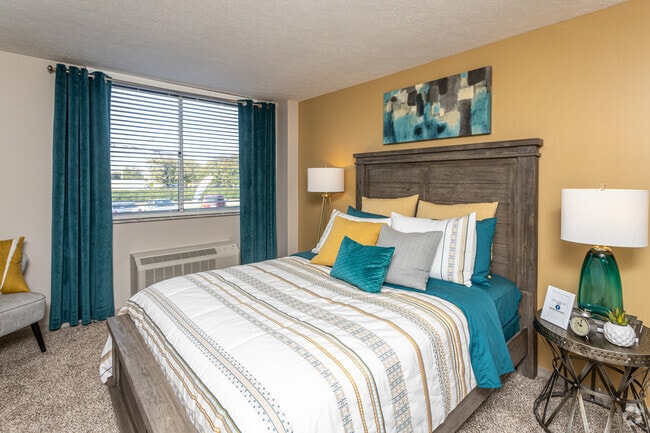 1BR, 1BA - 750 SF - Bedroom
